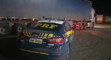 PRF aborda carreta com pneus contrabandeados na BR-365