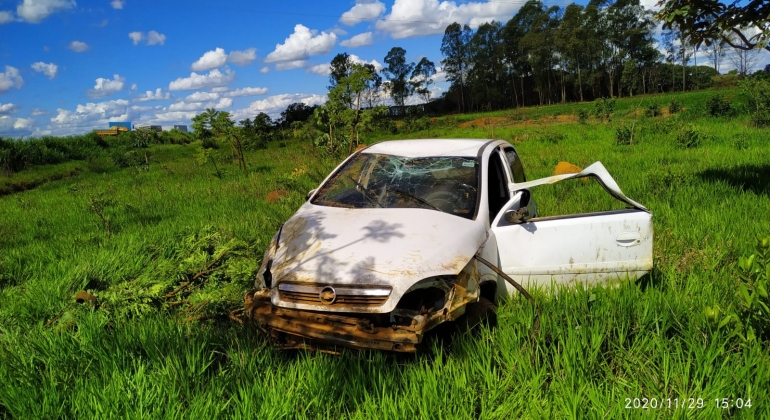 Veículo sai da pista na BR-354 e deixa ocupantes com ferimentos leves 