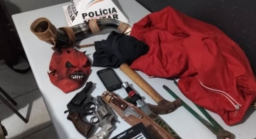 PM prende suspeitos, apreende armas e recupera materiais roubados em fazenda