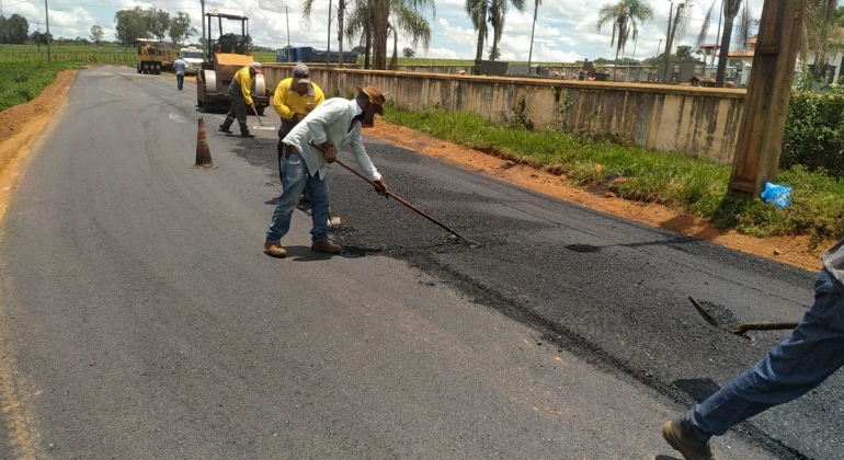 Prefeitura de Lagoa Formosa finaliza obras de asfaltamento de estradas rurais do município