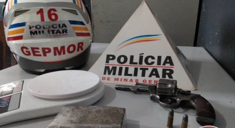 PM localiza arma e droga em residência no Bairro Novo Horizonte em Patos de Minas