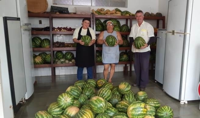 Melancias apreendidas em ocorrência de tráfico de drogas em Patos de Minas são doadas pela PRF