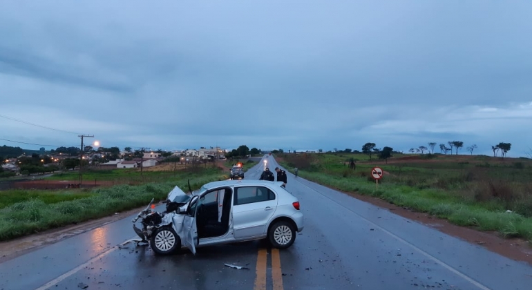 Motorista morre após perder controle direcional e bater carro em ônibus na BR-365