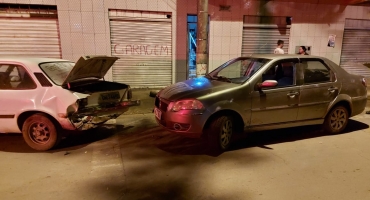  Motorista embriagado atinge carro estacionado em via pública em Carmo do Paranaíba 