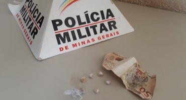  Polícia Militar de Carmo do Paranaíba apreende crack e encaminha duas pessoas para a delegacia 