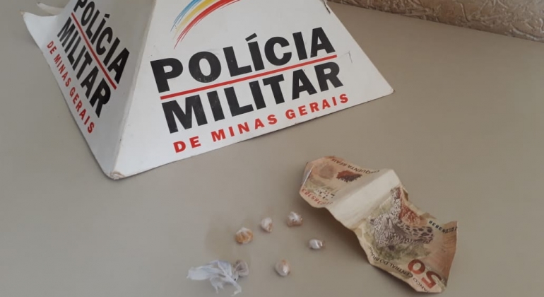  Polícia Militar de Carmo do Paranaíba apreende crack e encaminha duas pessoas para a delegacia 