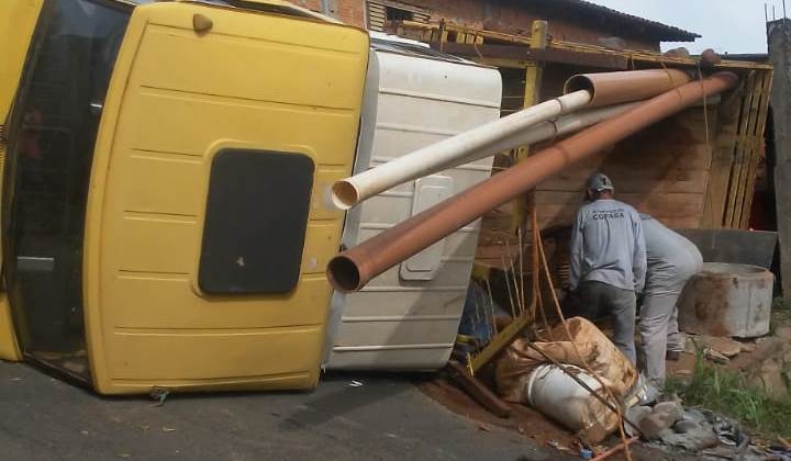 Caminhão tomba em morro no Bairro Cônego Getúlio na cidade de Patos de Minas