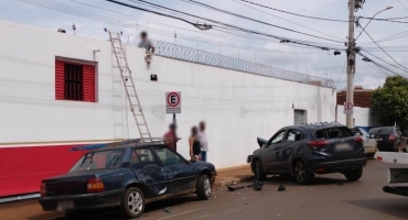 Acidente na Avenida Tomaz de Aquino em Patos de Minas envolve seis veículos