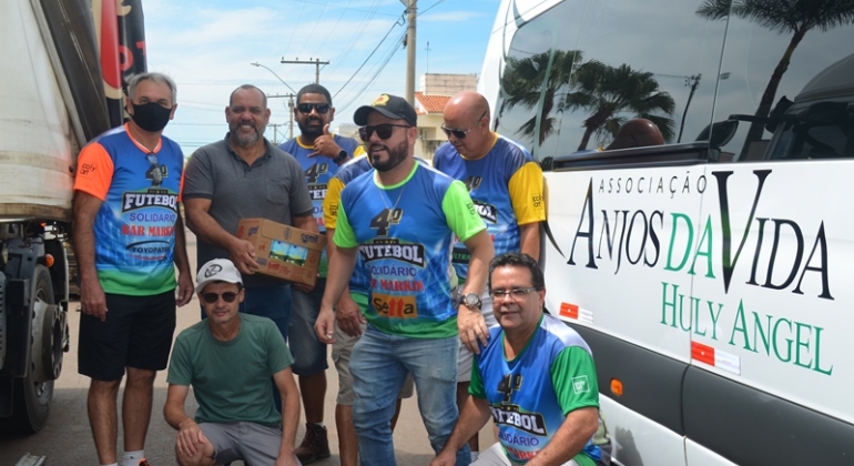 Projeto Futebol Solidário doa aproximadamente mil litros de leite para a Associação Anjos da Vida de Patos de Minas 