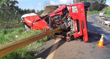 Crianças de 1 e 11 anos morrem em acidente na BR-365 na Curva dos Moreiras 