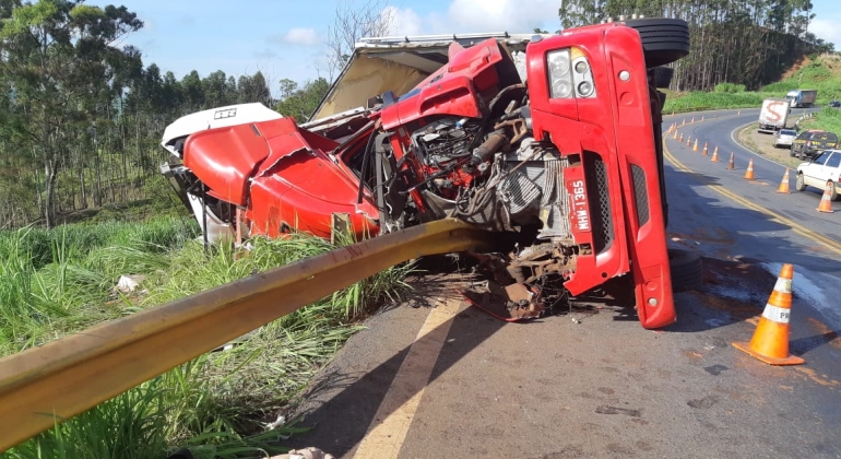 Crianças de 1 e 11 anos morrem em acidente na BR-365 na Curva dos Moreiras 