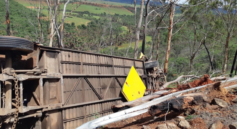 Mulher de 28 anos morre em acidente com ônibus clandestino na BR-365 em Patos de Minas