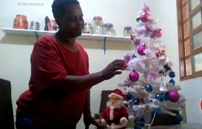 Fantástico mostra o Natal de Madalena: “é a primeira vez que eu arrumo [uma árvore]. No lugar que eu morava, não deixava