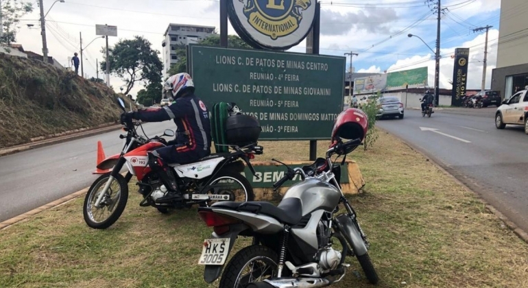 Patos de Minas: motociclista cai em canteiro central da Avenida JK e é socorrido em estado grave 