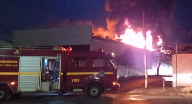 Oficina e caminhões são destruídos por Incêndio em Patos de Minas 