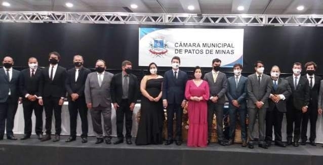 Prefeito de Patos de Minas, vice-prefeita e vereadores são empossados