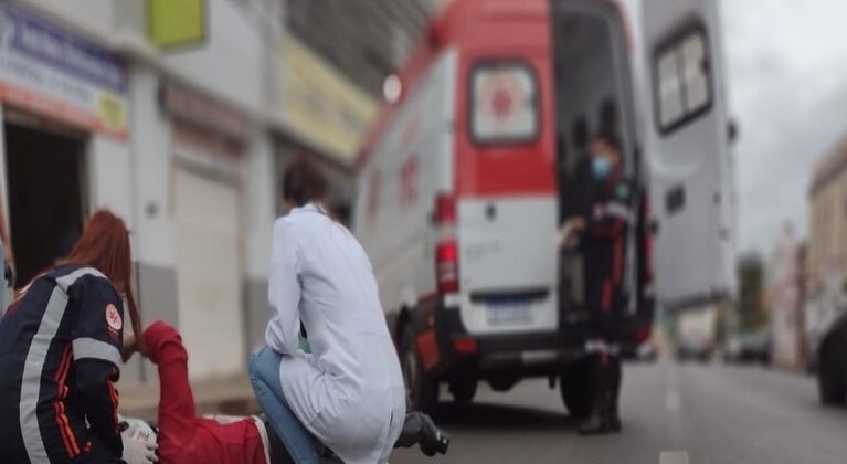 Motorista avança sinal vermelho e colide em Motociclista na Rua Olegário Maciel