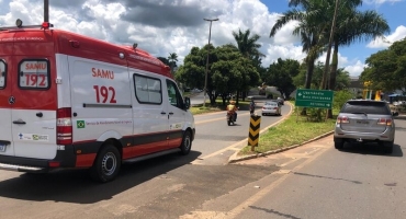 Ciclista fica ferida ao ser atropelada na Avenida JK em Patos de Minas