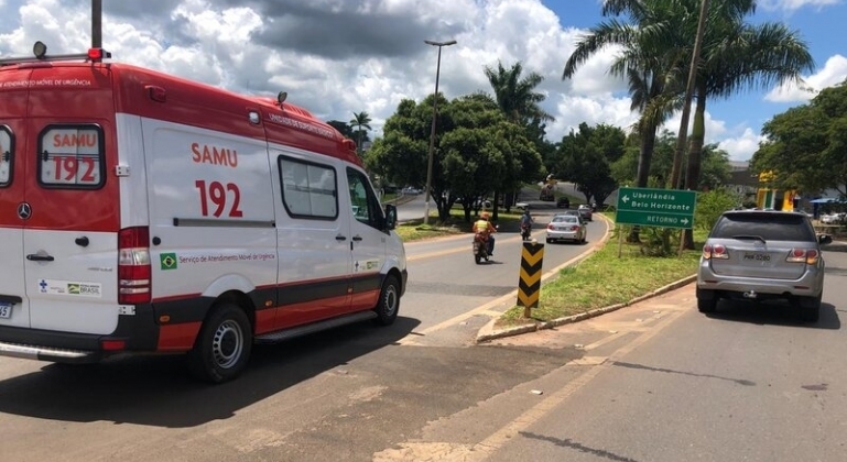 Ciclista fica ferida ao ser atropelada na Avenida JK em Patos de Minas