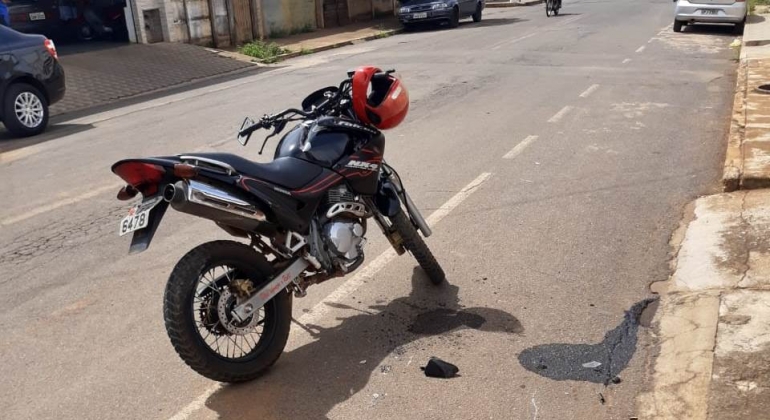 Motoqueiro colide contra veículo e sofre fratura exposta na cidade de Carmo do Paranaíba 