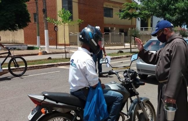 Benção dos veículos realizada pelos Freis Capuchinhos em Patos de Minas faz grande sucesso