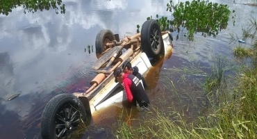 Produtor rural e funcionário morrem após caminhonete cair em represa próxima a Coromandel