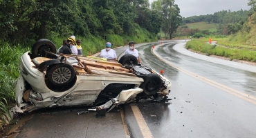 Motorista de 17 anos morre em acidente envolvendo carro e ônibus na curva dos Moreiras na BR-365