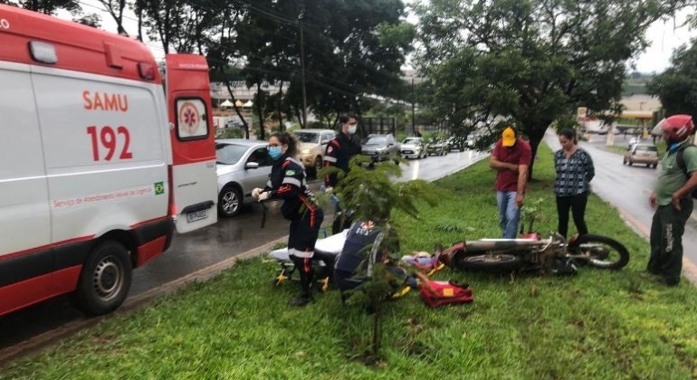 Motoqueiro sofre fratura exposta em acidente na Avenida JK em Patos de Minas 