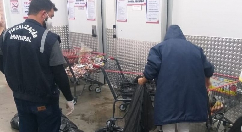 Procon faz operação e apreende carnes e produtos vencidos em Hipermercado em Patos de Minas