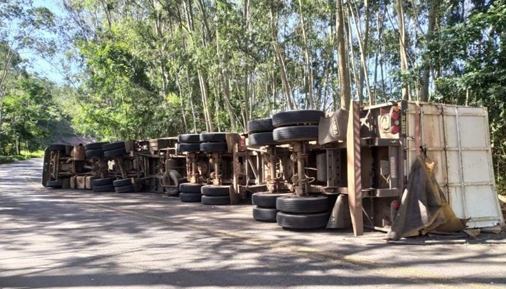 Carreta carregada com tijolos tomba na descida do Indaiazinho na MGC-354