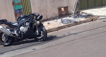 Motoqueiro inabilitado fica ferido ao bater em poste de iluminação pública em Patos de Minas 