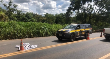 Pedestre morre atropelado por carreta na BR-365 em Patos de Minas 