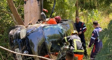 Motorista perde controle direcional e veículo cai em ribanceira em Patos de Minas