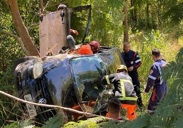 Motorista perde controle direcional e veículo cai em ribanceira em Patos de Minas