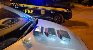 PRF prende três pessoas e apreende crack e maconha durante abordagem na BR-365