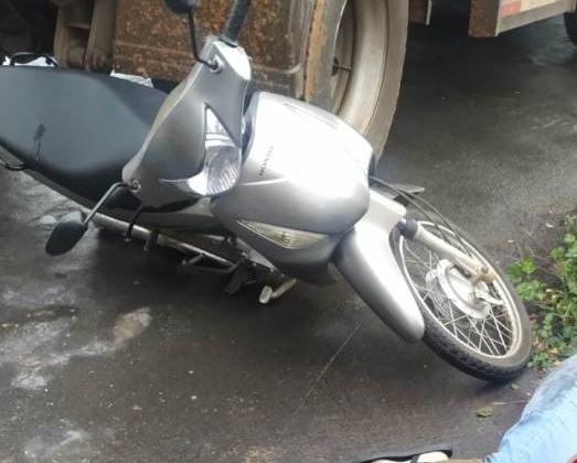 Motocicleta para debaixo de carreta em acidente na Rua Gabriel Pereira