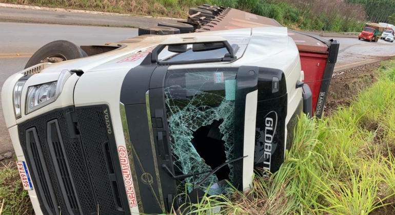 Motorista de 44 anos morre após tombar carreta no município de Patos de Minas