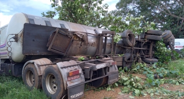 Com CNH falsa e embriagado, motorista de carreta provoca acidente na LMG-1420 em Arapuá