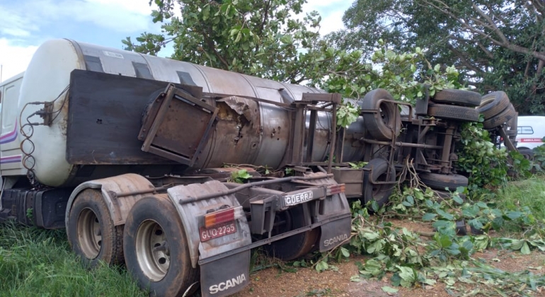 Com CNH falsa e embriagado, motorista de carreta provoca acidente na LMG-1420 em Arapuá