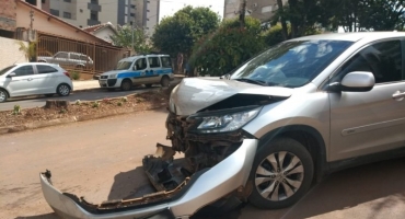 Acidente no Bairro Cônego Getúlio em Patos de Minas deixa veículos danificados