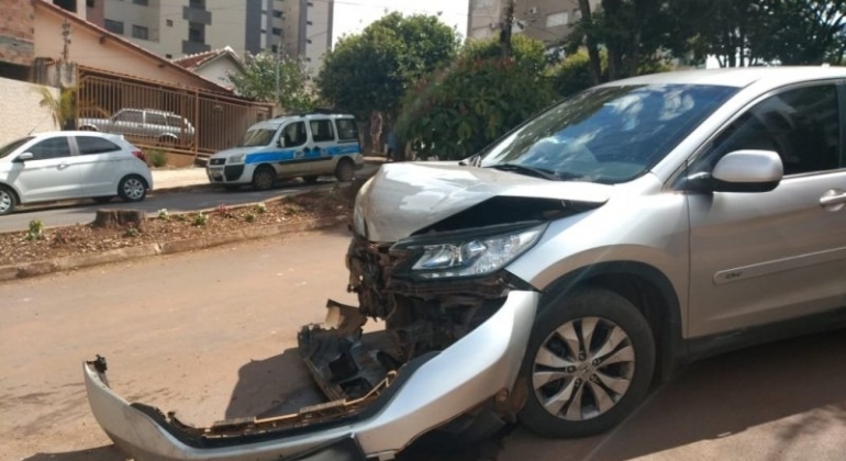 Acidente no Bairro Cônego Getúlio em Patos de Minas deixa veículos danificados