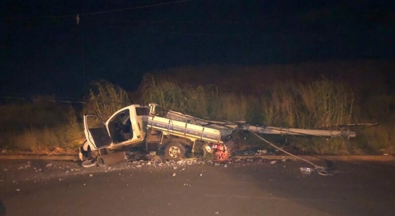 Veículo atinge violentamente poste de iluminação pública em Patos de Minas e parte ao meio