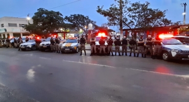 Carmo do Paranaíba: operação da Polícia Militar cumpre mandados prende suspeitos e apreende dinheiro e armas