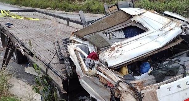 Motorista perde controle e tomba carreta carregada de mármore na BR-146 em Serra do Salitre