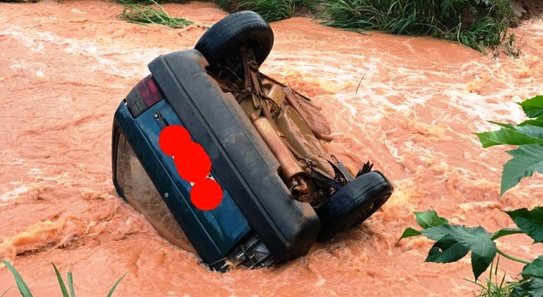 Chuva forte: veículo é arrastado pela água do córrego na região dos 30 Paus em Patos de Minas