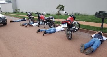 Polícia Militar apreende motocicletas e pessoas que participam de aglomeração em Patos de Minas