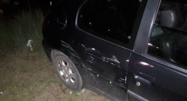 Motorista desvia de cavalete, perde controle e atinge placa de sinalização