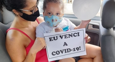 Menina de 2 anos internada com Covid-19 recebe alta em João Pinheiro