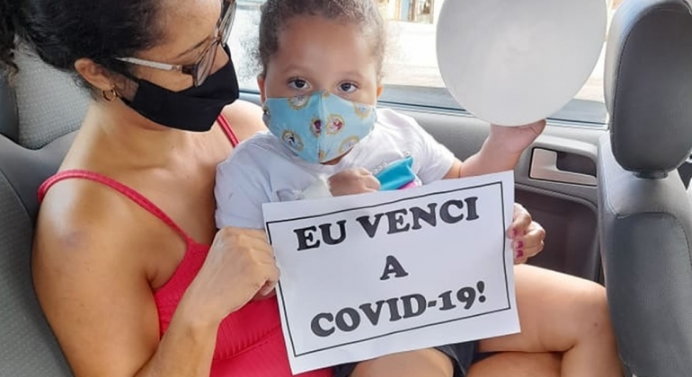 Menina de 2 anos internada com Covid-19 recebe alta em João Pinheiro