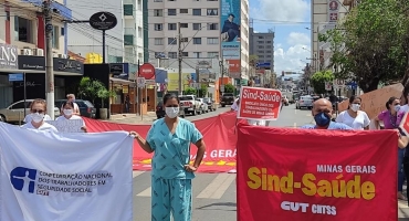 Servidores manifestam contra a terceirização da administração do Hospital Regional de Patos de Minas